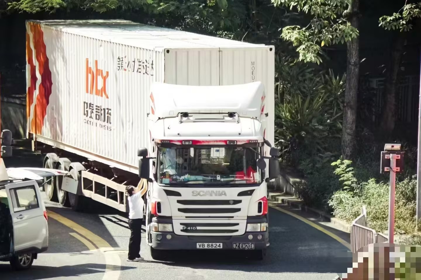鸿泰信中港月饼运输：守护中秋味道